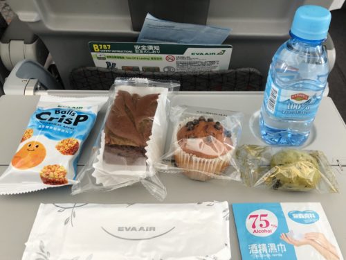 エバー航空機内食のお菓子と水とお手拭き