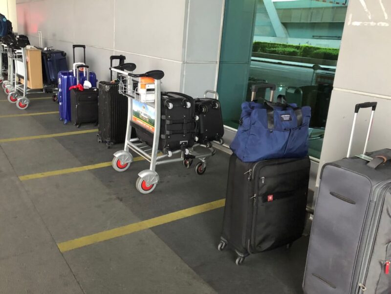 桃園空港外にスーツケースを置いて唾液採取場所へ